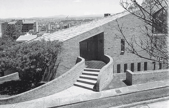 Clásicos de Arquitectura: Casa Calderón / Fernando Martínez Sanabria - Vivienda Colectiva, Escaleras, Fachada, Barandas, Arco
