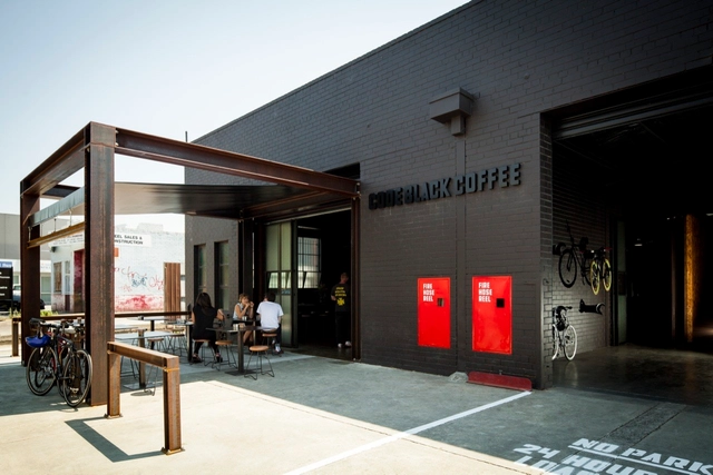 Cafeteria Code Black / Zwei Interiors Architecture - Laboratório