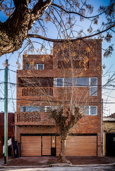 OZ 3459 / estudiotrama + arqtipo - Apartamentos, Fachada, Escaleras, Puerta