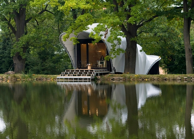 Casa en el Jardín en el Estanque Másílko / OK Pla - Casas