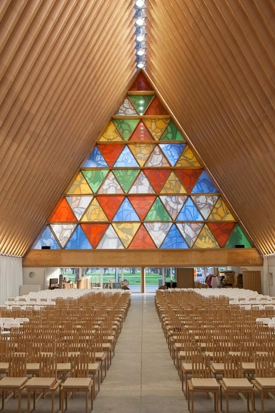 Prêmio Pritzker 2014: Novas fotos da Catedral de Papelão de Shigeru Ban na Nova Zelândia - Arquitetura Religiosa
