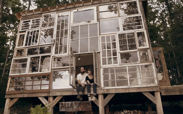 Arte y Arquitectura: Una fachada compuesta completamente por Ventanas recicladas - Arte Y Arquitectura