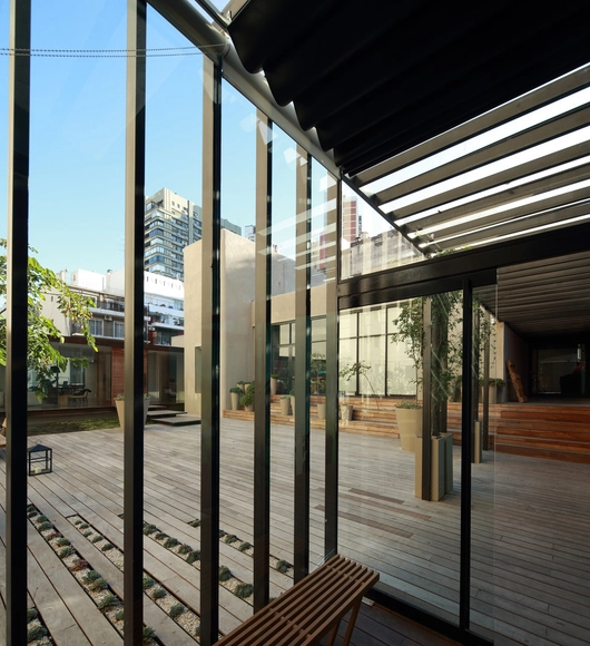 Oficinas Textiles del Sur / Ana Smud - Edificio De Oficinas, Terraza, Fachada, Fijación Vigas, Puerta, Barandas, Pilares, Bancas