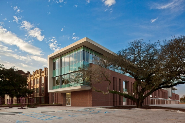 Baton Rouge Magnet High School / Chenevert Architects + Remson|Haley|Herpin Architects - High School, Facade