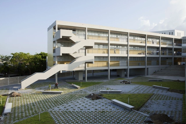  Escola Ensino Médio / Taller Veinticuatro - Escola Secundária