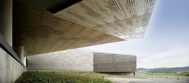 Centro de Proceso de Datos en Cerdanyola del Vallès / ACXT - Edificios Institucionales, Fachada