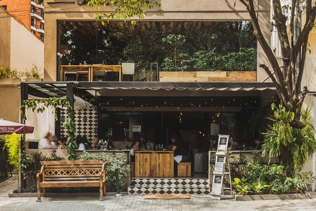 Restaurante Le Manjue Organique / Flávia Machado - Restaurante, Aido, Fachada, Porta, Banco