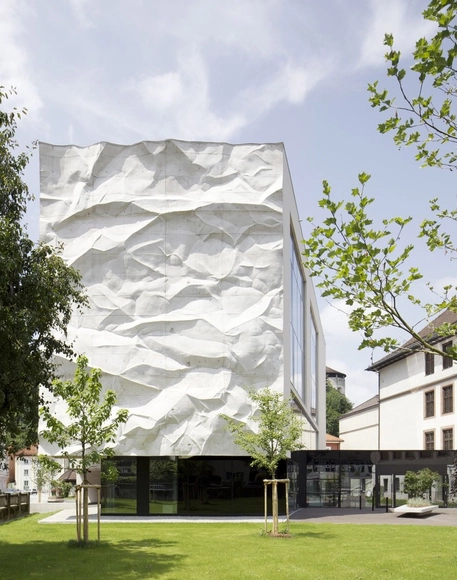 Colégio "Crinkled Wall" / Wiesflecker Architecture - Renovação