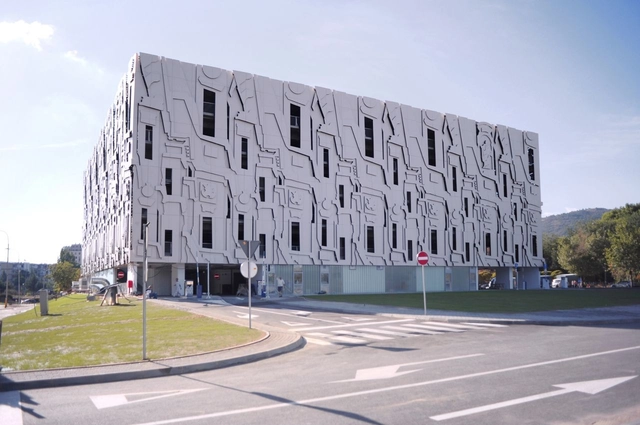 Garaje de estacionamiento barroco / Milan Mijalkovic  + PPAG architects - Estacionamiento