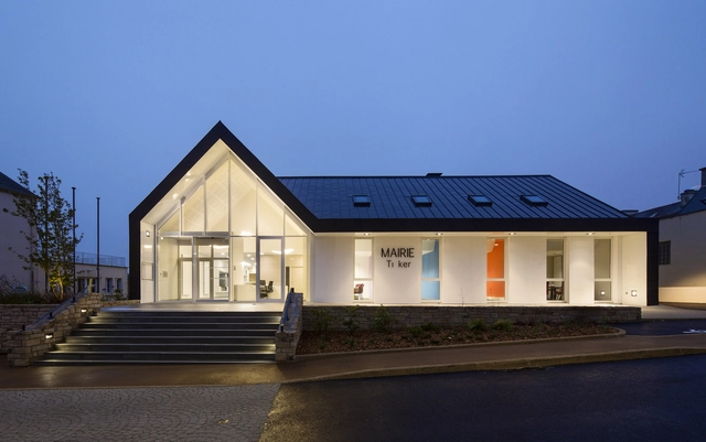 Ayuntamiento de Plomodiern / Studio 02 - Ayuntamiento