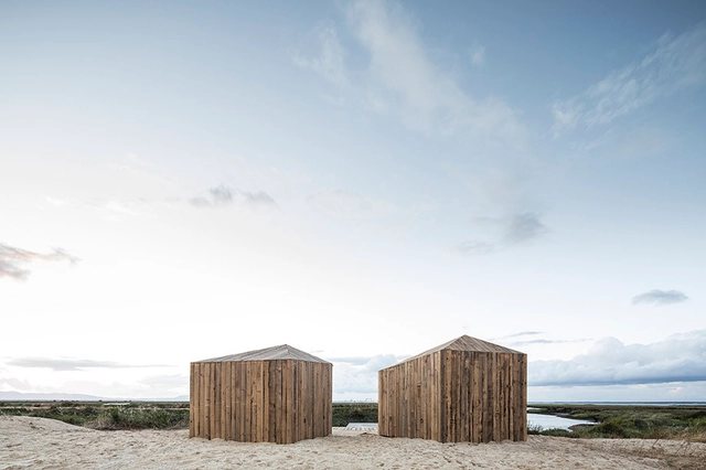 Cabanas no Rio / Aires Mateus - Cabins & Lodges, Facade, Coast