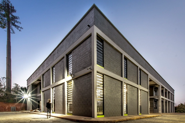 Almoxarifado Central UFMG / Geraldo Ângelo Silva - Outros Edifícios, Fachada, Porta