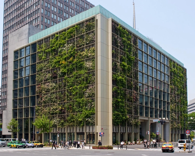 En Tokio, Una granja vertical interior y exterior - Imagen Principal