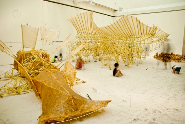 Exposición Theo Jansen: Animales que se alimentan de viento / Theo Jansen + Earthscape - Imagen Principal