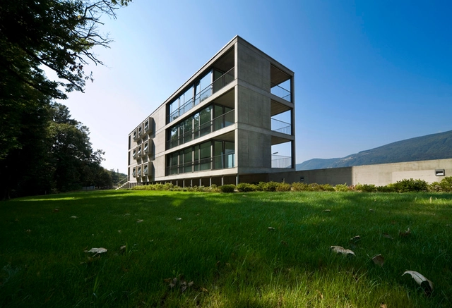 Edificio Residencial en Cureglia / Stefano Moor + Bonetti e Bonetti Architetti - Apartamentos