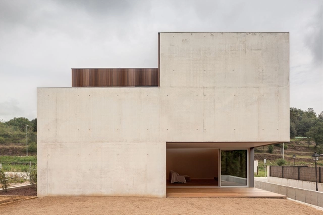 Bitten House / arnau estudi d'arquitectura - Casas