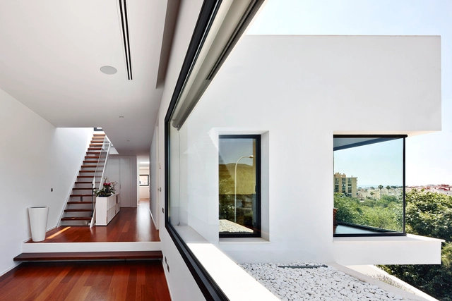 Casa 212 / Alfonso Reina - Casas, Escaleras, Fachada, Barandas, Mesas