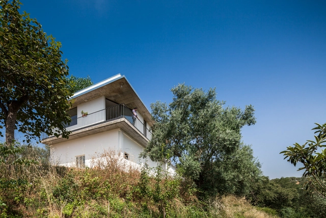 Casa em um Galpão / Miguel Marcelino - Casas