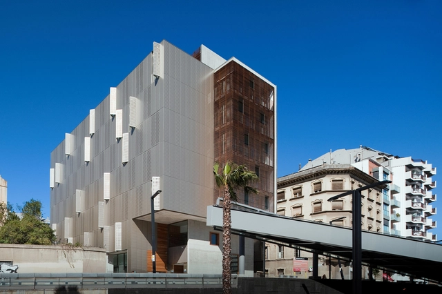 Centro Sociosanitario Putget Dolors Aleu / Pinearq - Centros De Salud, Fachada, Urbano