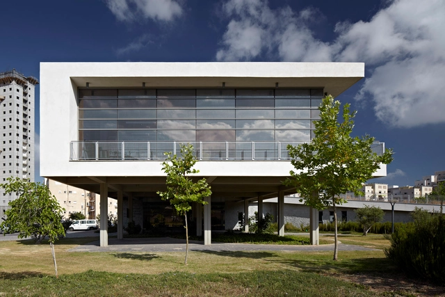 Biblioteca Tirat Carmel / Schwartz Besnosoff Architects - Bibliotecas