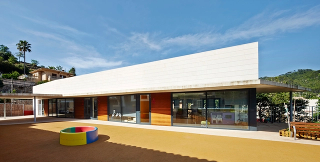 Ampliación Escoleta Municipa en Esporles / Alfonso Reina - Escuelas, Fachada, Puerta
