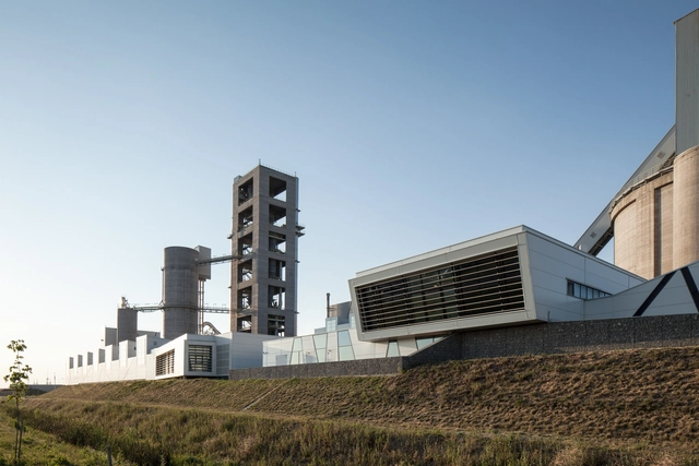 Planta de Cemento en Szentlőrinc / MHM Architects - Fábrica