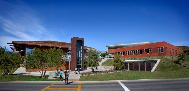 Centro de Ingeniería + Ciencias Físicas / Ratcliff - Universidad