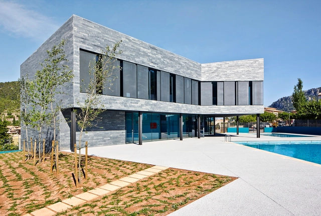 Centro Deportivo y Piscinas Municipales / Alfonso Reina - Piscina, Patio interior, Fachada