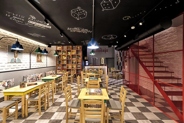Café e salão de Jogos de Tabuleiro Alaloum  / Triopton Architects - Cafeterias