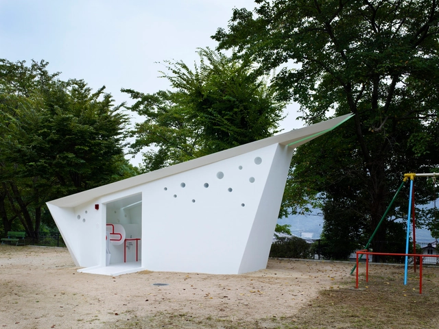Baños del Parque Hiroshima: Flecha Absoluta / Future Studio - Obras De Pequeña Escala