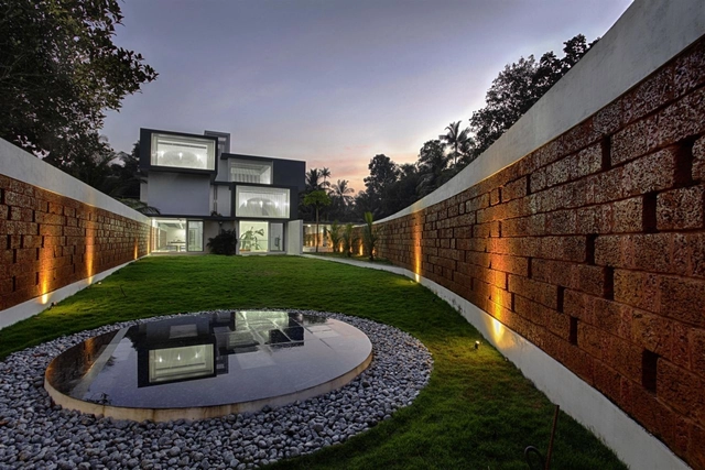 Residência "The Running Wall" / LIJO RENY architects - Casas