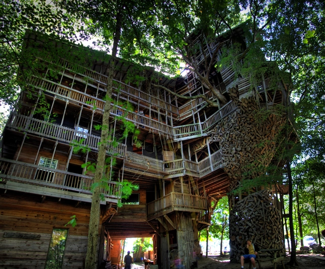 Arte y Arquitectura: La casa del Árbol más grande del mundo por Horace Burgess - Residencial
