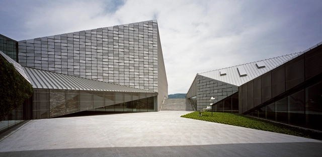 Kyushu Geibunkan / Kengo Kuma & Associates - Centro Comunitario
