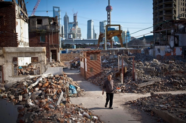 Mountains of Construction Debris Accumulate Outside Chinese Cities - Featured Image