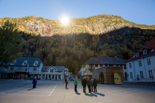 Espejos gigantes reflejan el sol de invierno en la ciudad noruega de Rjukan - Imagen Principal