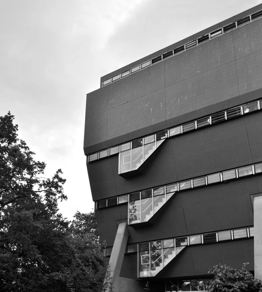 Clássicos da Arquitetura: Florey Building / James Stirling - Universidade