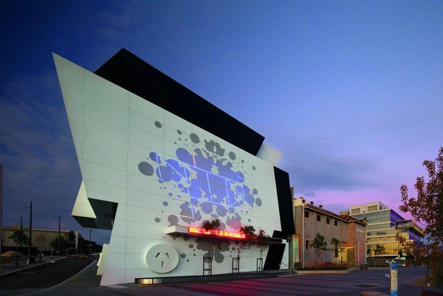 Precinct Energy Project / Nervegna Reed Architecture + PH Architects - Industrial Architecture, Facade