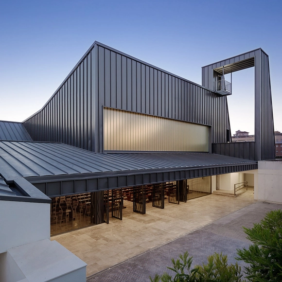 Igreja de La Ascensión del Señor / AGi Architects - Igreja