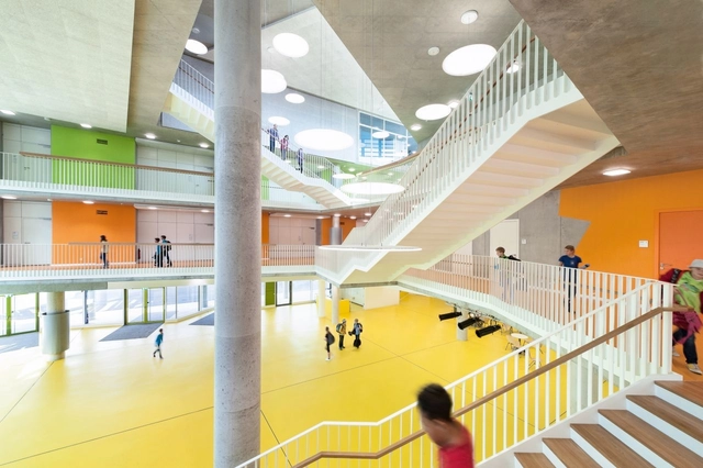 The New Ergolding Secondary School / Behnisch Architekten + Architekturbüro Leinhäupl + Neuber - Interior Photography, High School, Stairs, Handrail