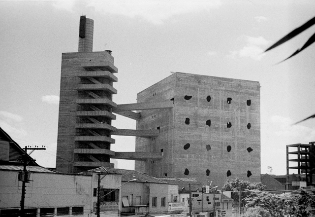 Clássicos da Arquitetura: SESC Pompéia / Lina Bo Bardi - Renovação, Fachada, Urbano