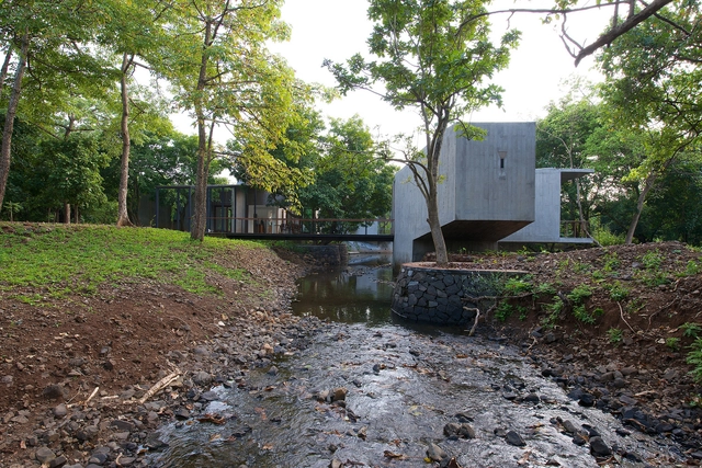 Casa en una corriente / Architecture BRIO - Casas