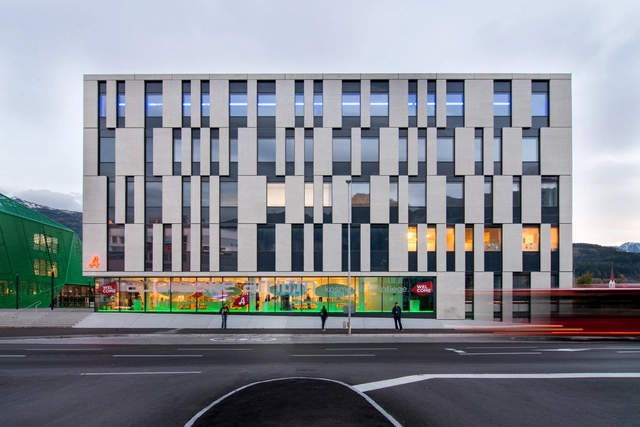 Atrium Amras / Zechner & Zechner - Edificio De Oficinas