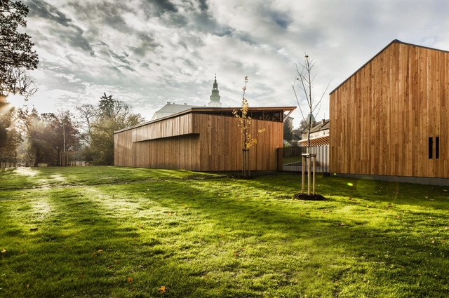 Gardening center / Architekti DRNH - Distribution Center