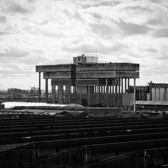 Clássicos da Arquitetura: Centro de Mecanização do Banco do Brasil / Irmãos Roberto - Banco, Fachada, Pilar