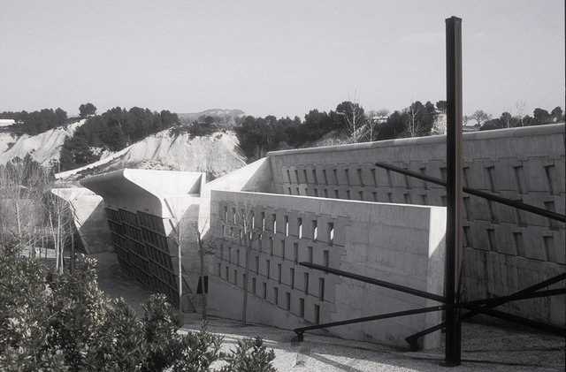 Clásicos de Arquitectura: Cementerio Igualada / Enric Miralles + Carme Pinos - Criptas Y Mausoleos
