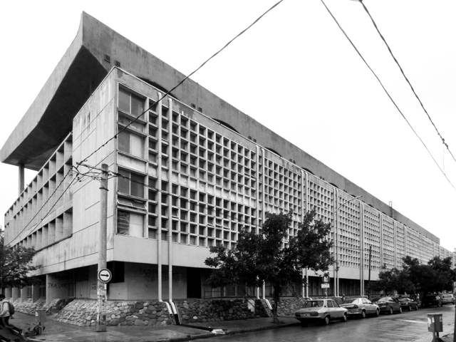 Clásicos de Arquitectura: Colegio Manuel Belgrano / Bidinost+Chute+Gasó+Lapacó+Meyer - Escuelas, Fachada