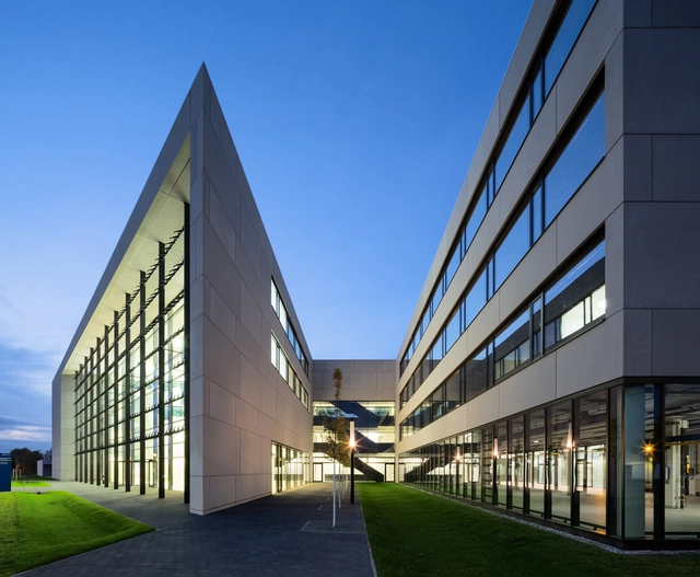 Centro para la Energía Renovable y Fotovoltaica / Henn - Arquitectura De Oficinas