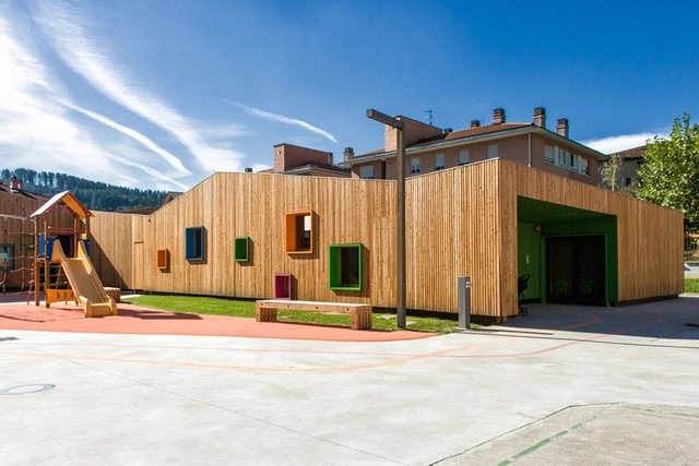 Nuevo edificio educación infantil y guardería en Zaldibar / Hiribarren-Gonzalez  + Estudio Urgari - Kindergarten, Puerta, Fachada