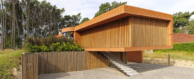 Casa Rovira / Marcelo Daglio Arquitectos - Casas, Fachada, Barandas, Fijación Vigas, Cierros