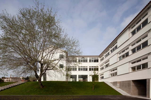 Escuela Secundaria Joaquim Carvalho / Inês Lobo Arquitectos  - Arquitectura Educacional